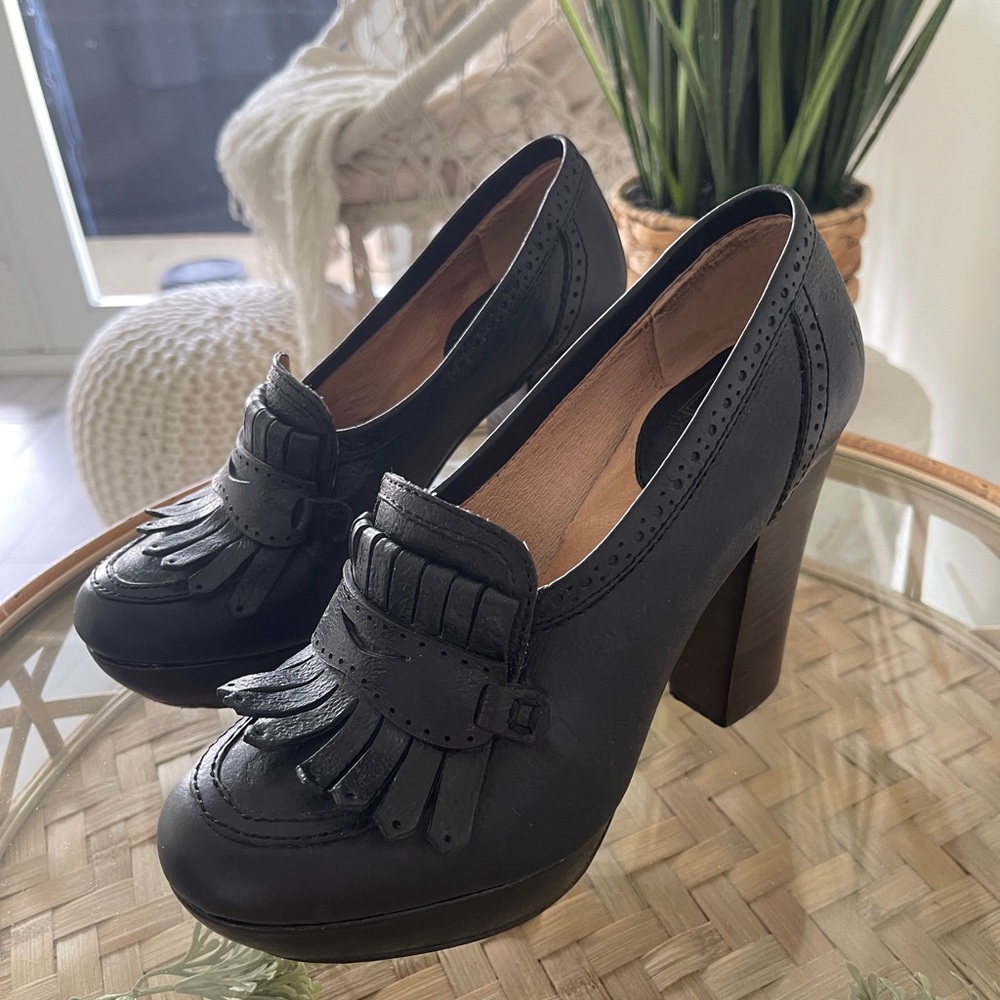 EUC Frye Company Leather Platform Heel Loafers 7.5